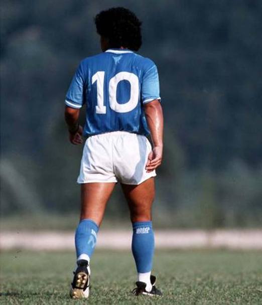 Diego Armando Maradona, Napoli. Ha indossato la &#39;10&#39; azzurra dal 1984 al 1991, vincendo due scudetti e una coppa Uefa. 